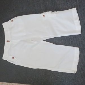 STYLE & CO. white linen capri pants with pockets and distressed buttons. Size 6